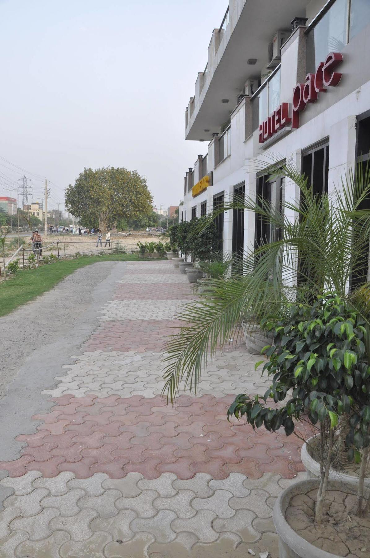 Hotel Pace Gurgaon Exterior photo