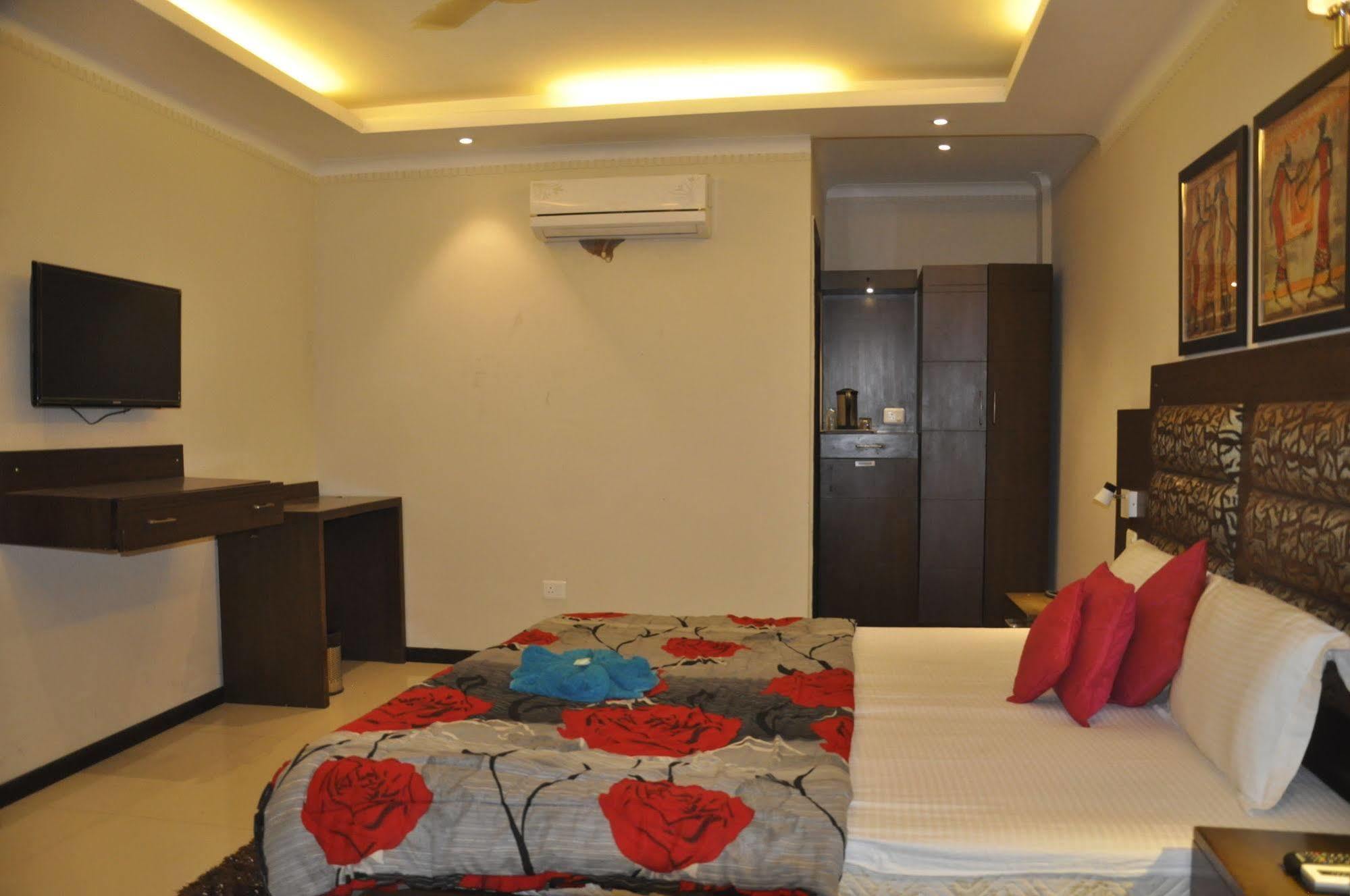 Hotel Pace Gurgaon Exterior photo