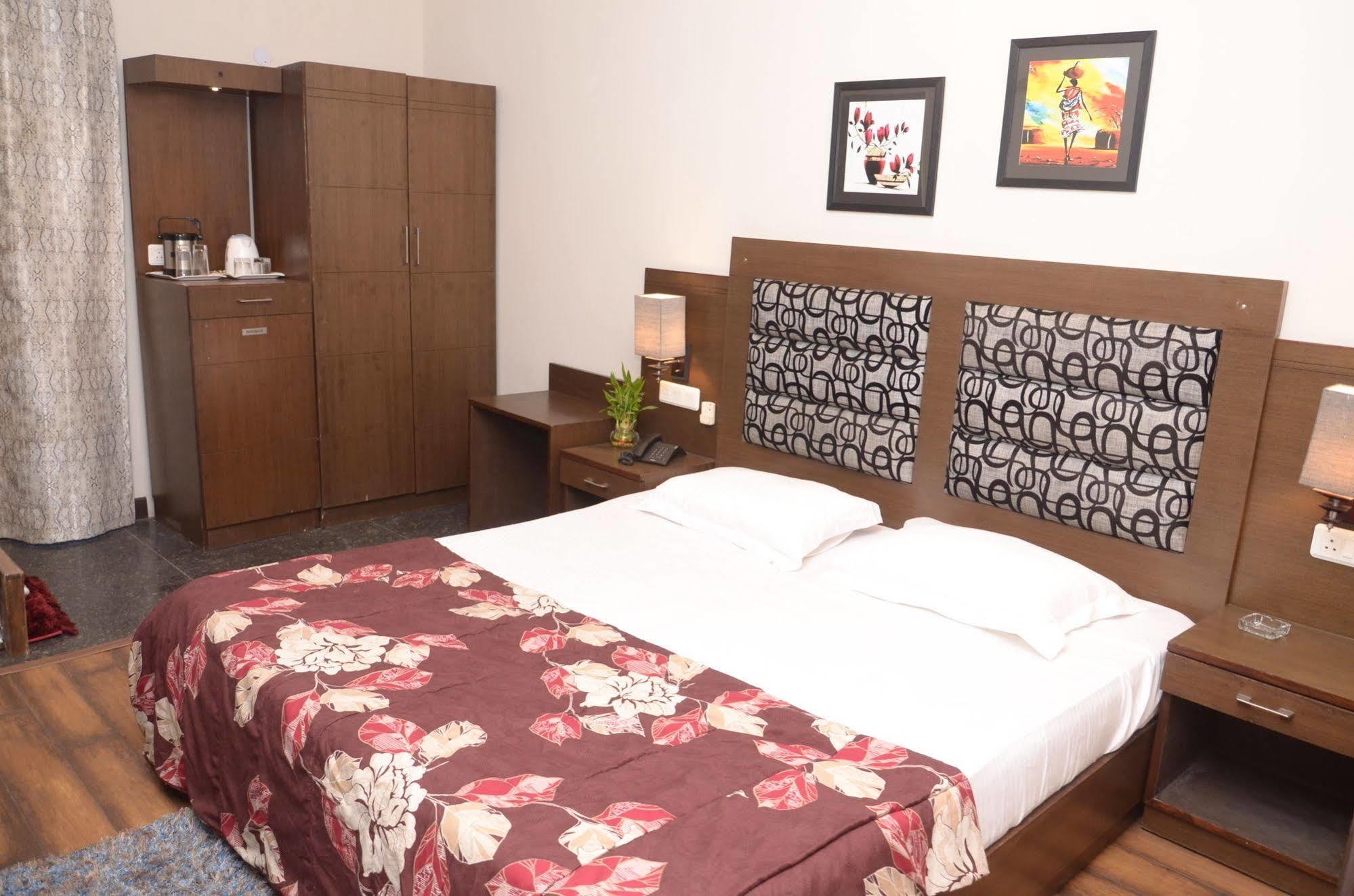 Hotel Pace Gurgaon Exterior photo