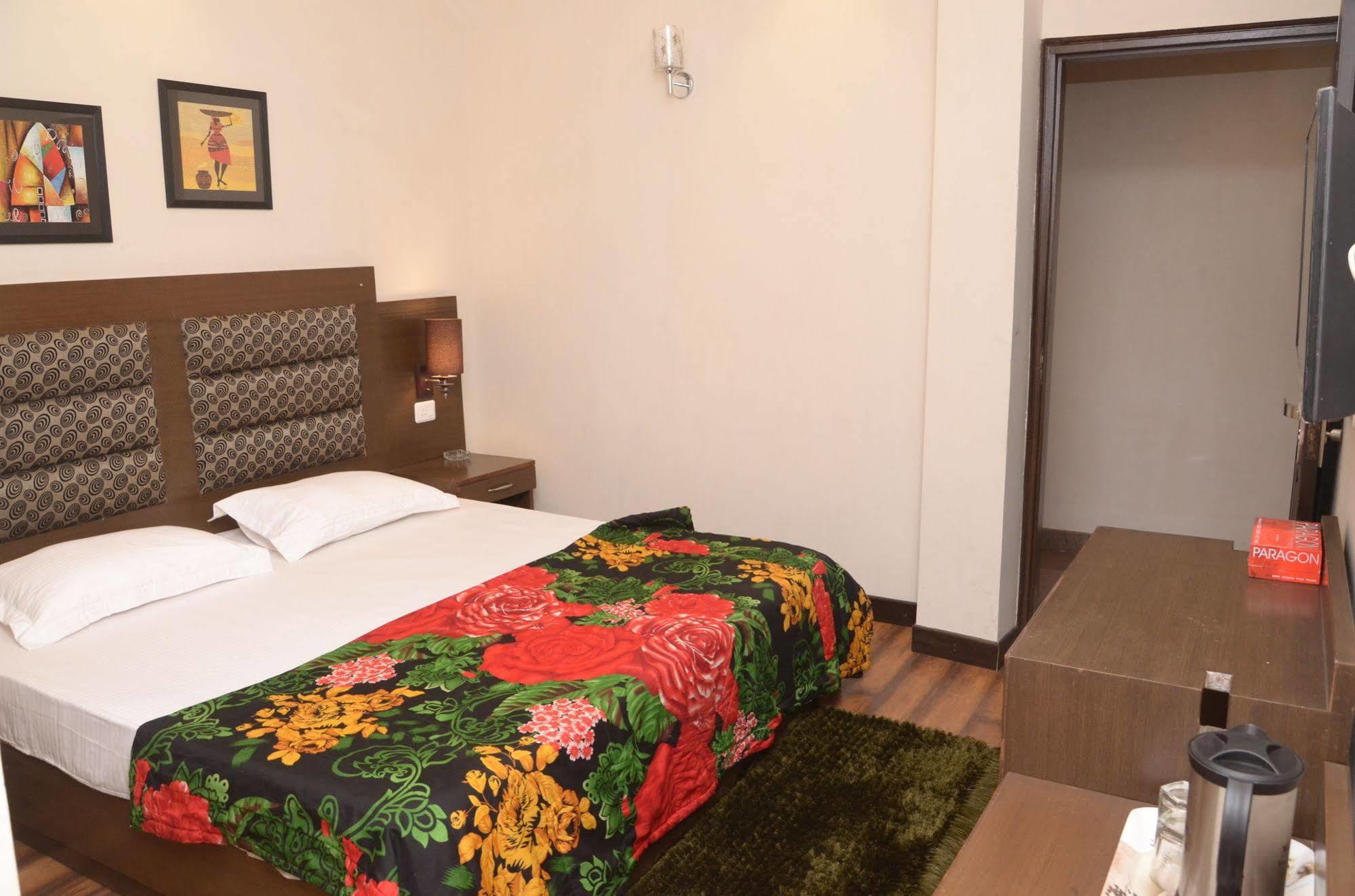 Hotel Pace Gurgaon Exterior photo