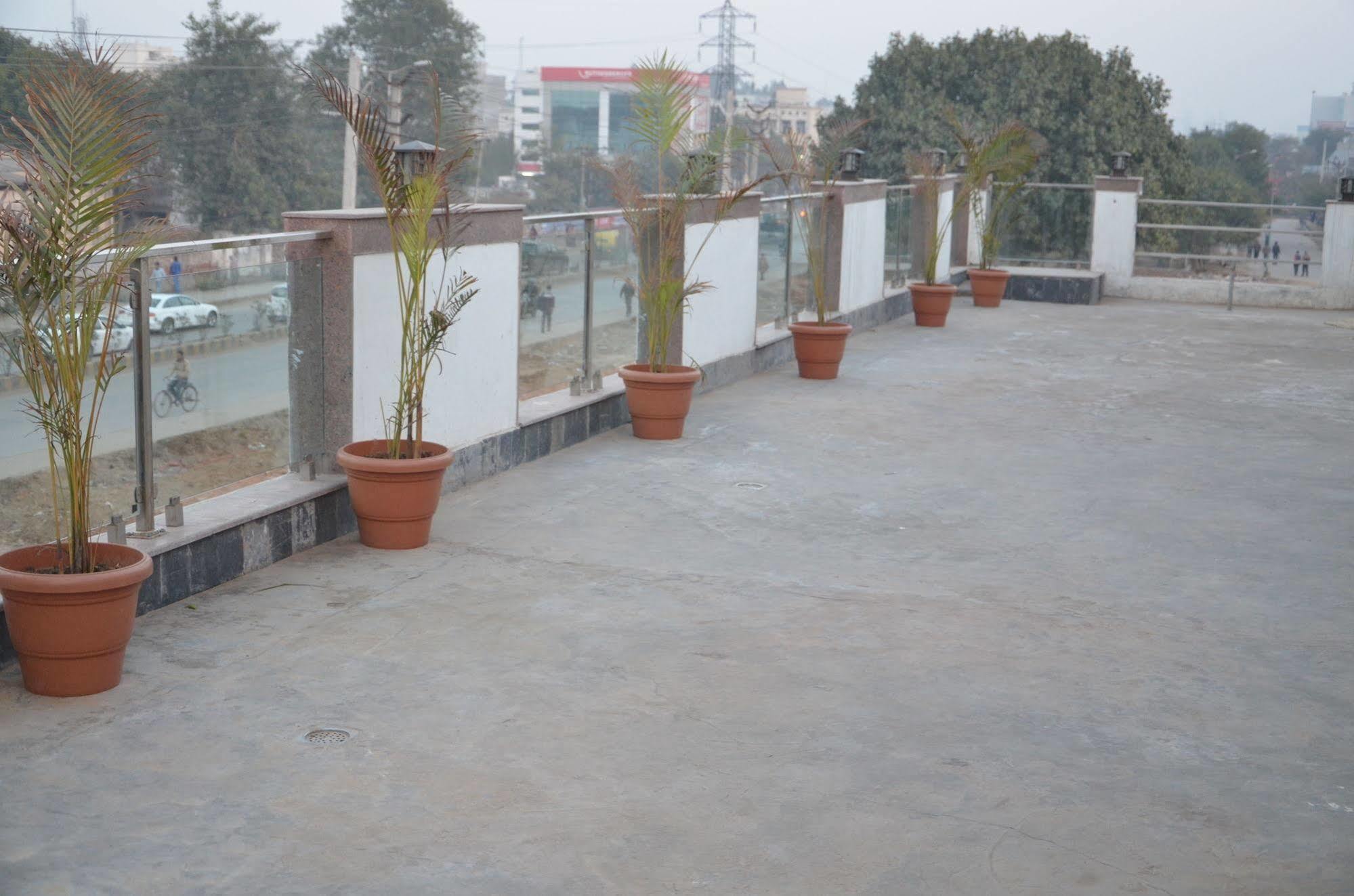 Hotel Pace Gurgaon Exterior photo